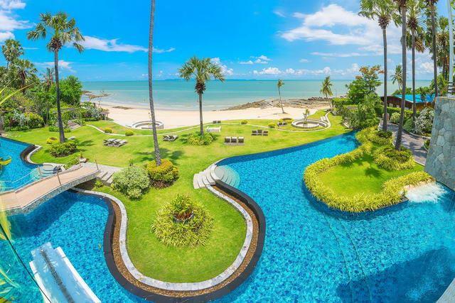 Condominium for sale Wong Amat Pattaya showing the communal swimming pool and beachfront Condominium for sale Wong Amat Pattaya showing the communal swimming pool and beachfront