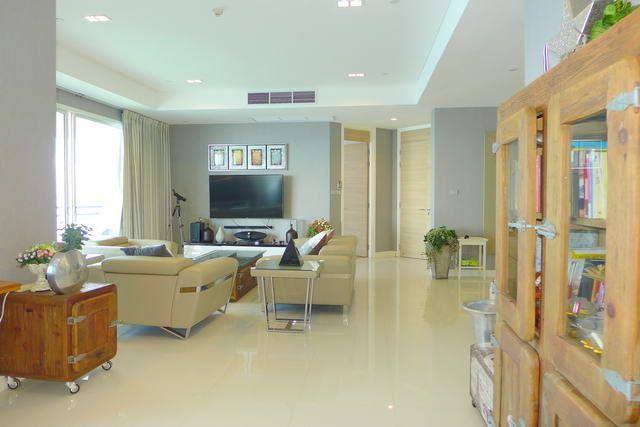 Condominium for sale Jomtien Pattaya showing the living area 