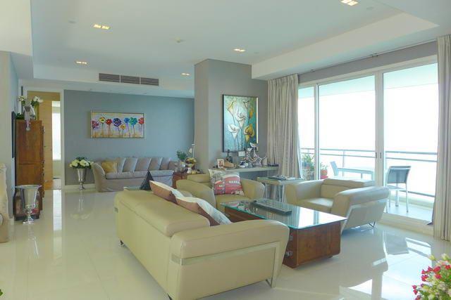 Condominium for sale Jomtien Pattaya showing the two living areas Condominium for sale Jomtien Pattaya showing the two living areas