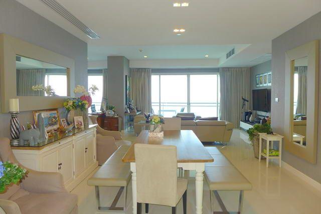 Condominium for sale Jomtien Pattaya showing the open plan living area