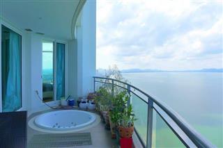 Condominium for sale Jomtien Pattaya showing the jacuzzi and sea view  