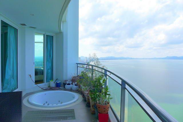 Condominium for sale Jomtien Pattaya showing the jacuzzi and sea view Condominium for sale Jomtien Pattaya showing the jacuzzi and sea view