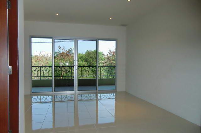 Condominium for sale on Pratumnak showing the bedroom and balcony Condominium for sale on Pratumnak showing the bedroom and balcony