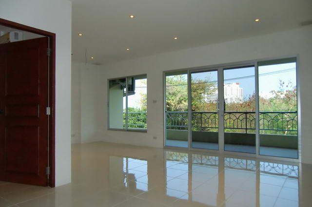 Condominium for sale on Pratumnak showing the living room and balcony Condominium for sale on Pratumnak showing the living room and balcony