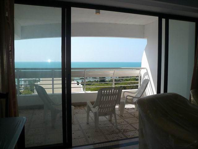 Condominium for sale in Jomtien showing the balcony Condominium for sale in Jomtien showing the balcony