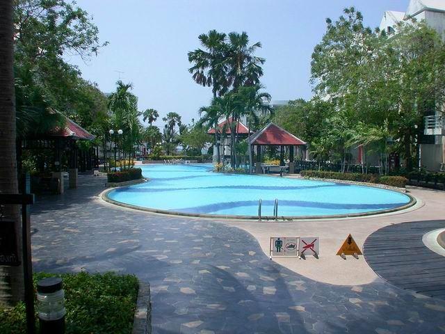 Condominium for sale in Jomtien showing the communal pool Condominium for sale in Jomtien showing the communal pool