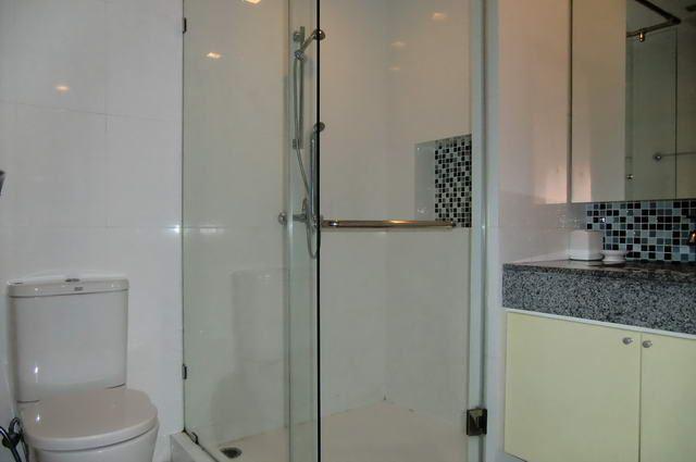 Condominium for sale in Pattaya showing the bathroom Condominium for sale in Pattaya showing the bathroom