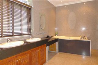 House for sale East Pattaya showing a bathroom