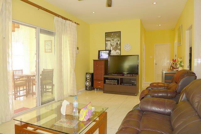 House for sale East Pattaya showing the living area House for sale East Pattaya showing the living area