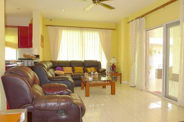 House for sale East Pattaya showing the large living area