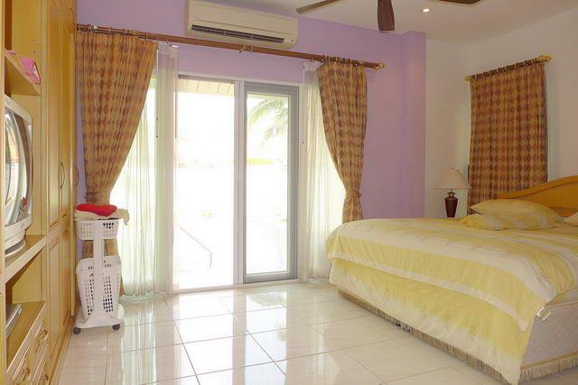 House for sale East Pattaya showing the master bedroom