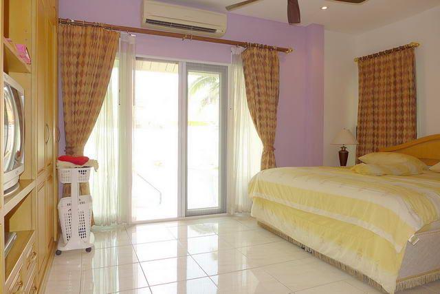 House for sale East Pattaya showing the master bedroom House for sale East Pattaya showing the master bedroom