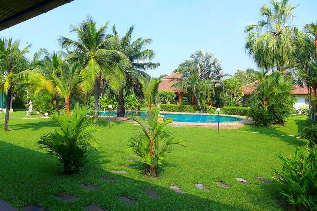 House for sale East Pattaya showing the garden and pool House for sale East Pattaya showing the garden and pool