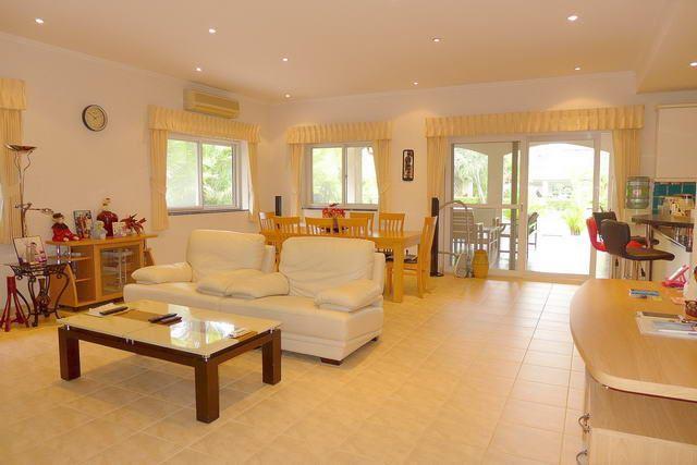 House for sale East Pattaya showing the living and dining areas House for sale East Pattaya showing the living and dining areas