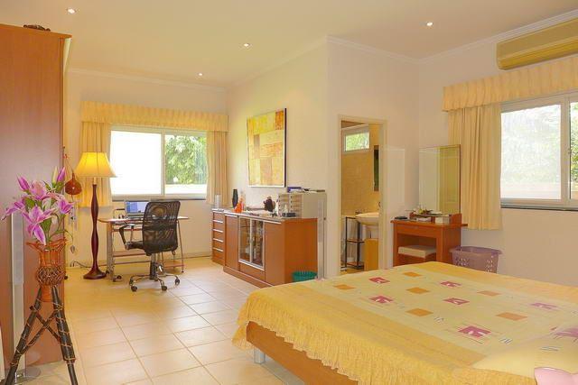House for sale East Pattaya showing the master bedroom with office area House for sale East Pattaya showing the master bedroom with office area