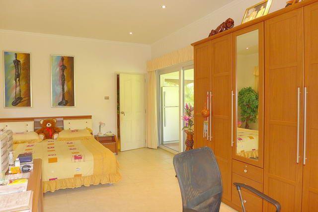 House for sale East Pattaya showing the master bedroom suite House for sale East Pattaya showing the master bedroom suite