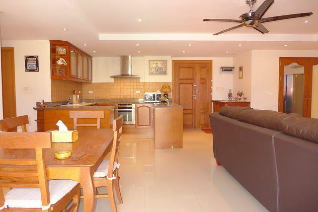 Condominium for sale Pattaya showing the dining area Condominium for sale Pattaya showing the dining area