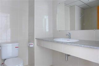 Commercial unit for sale Jomtien Beach showing the bathroom with shower