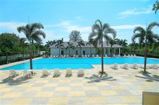 Commercial unit for sale Jomtien Beach showing the pool and clubhouse facilities