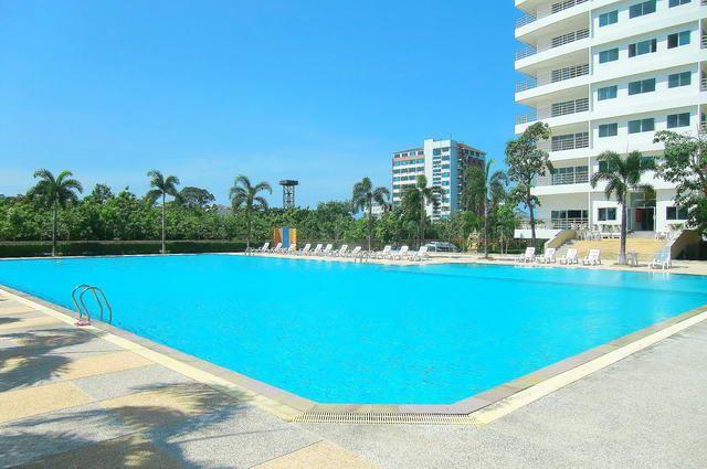 Commercial unit for sale Jomtien Beach showing the large pool