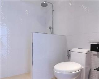 Condominium for sale Ban Amphur showing the bathroom