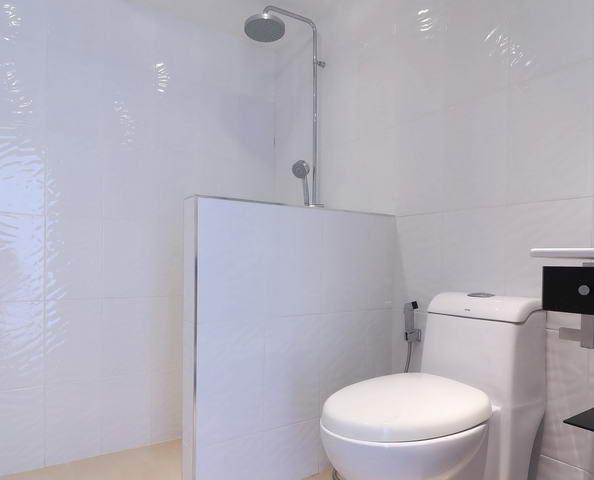 Condominium for sale Ban Amphur showing the bathroom Condominium for sale Ban Amphur showing the bathroom