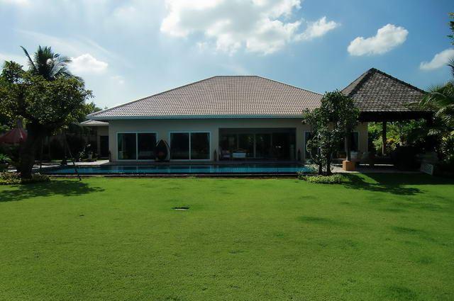 House for sale in Pattaya showing the house and garden