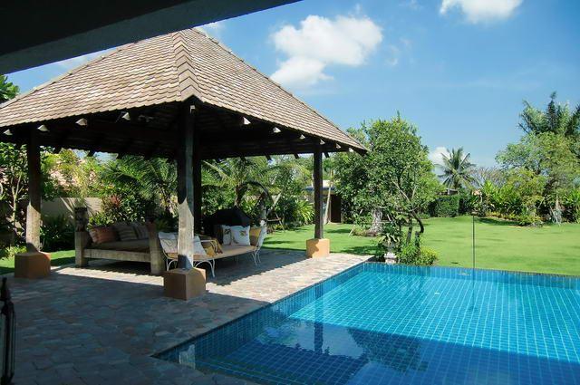 House for sale in Pattaya showing the pool and Sala
