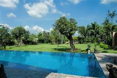 House for sale in Pattaya showing the pool and garden