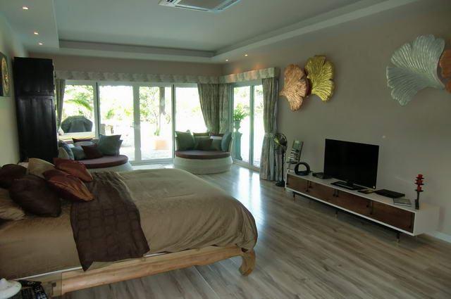 House for sale in Pattaya showing the master bedroom