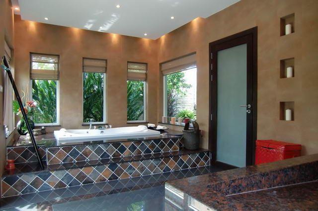 House for sale in Pattaya showing the master en-suite bathroom