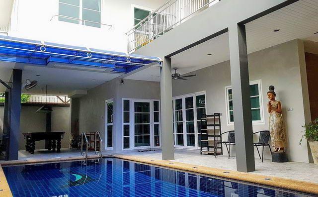 House for sale Jomtien showing the house and pool House for sale Jomtien showing the house and pool