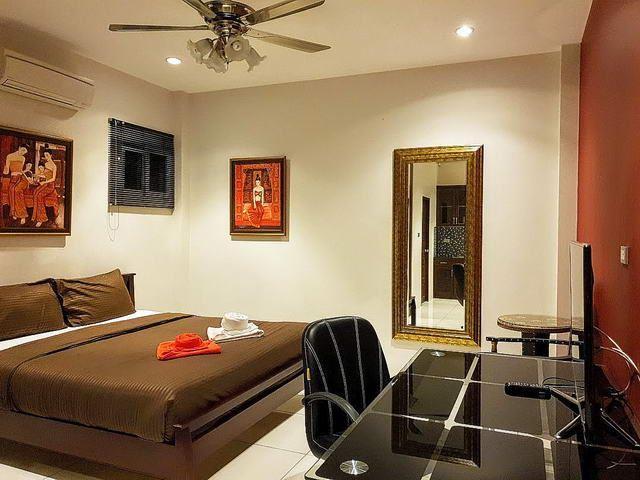 House for sale Jomtien showing the master bedroom suite House for sale Jomtien showing the master bedroom suite