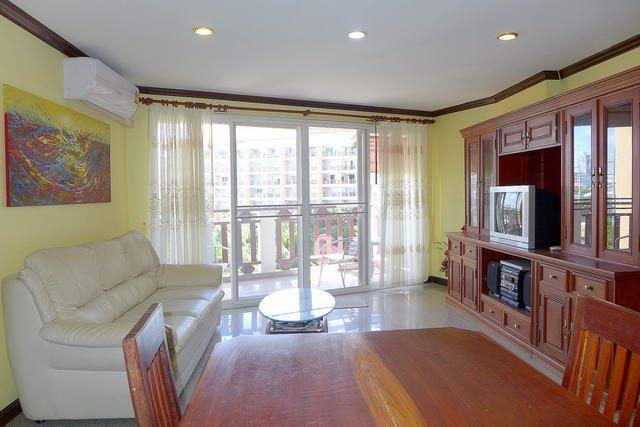 Condominium for sale Jomtien showing the dining and living area Condominium for sale Jomtien showing the dining and living area