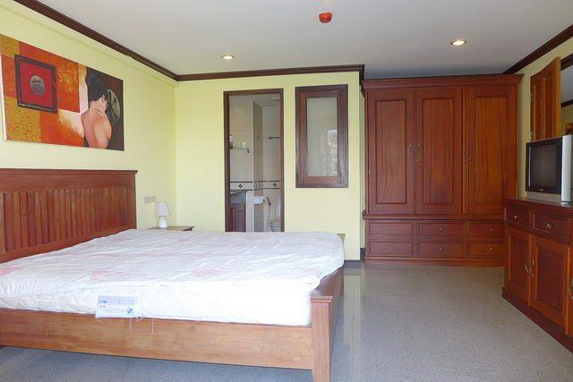 Condominium for sale Jomtien showing the master bedroom suite Condominium for sale Jomtien showing the master bedroom suite