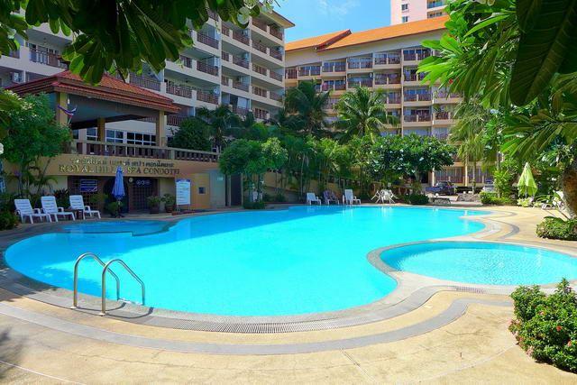 Condominium for sale Jomtien showing the communal pool Condominium for sale Jomtien showing the communal pool