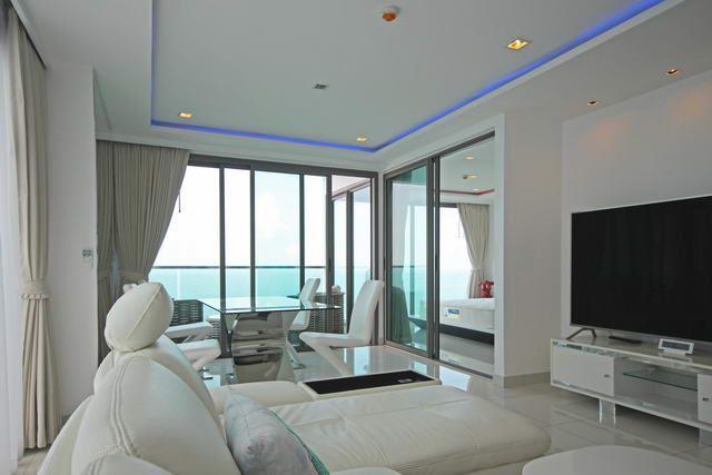 Condominium for sale Wong Amat showing the living area Condominium for sale Wong Amat showing the living area