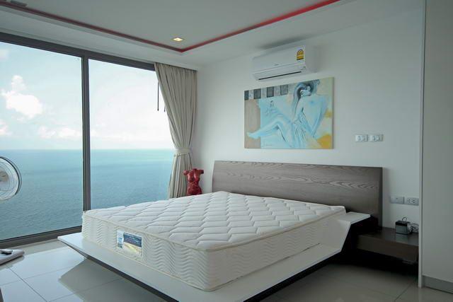 Condominium for sale Wong Amat showing the master bedroom Condominium for sale Wong Amat showing the master bedroom