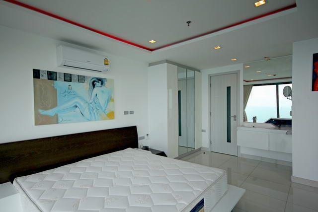 Condominium for sale Wong Amat showing the master bedroom suite Condominium for sale Wong Amat showing the master bedroom suite