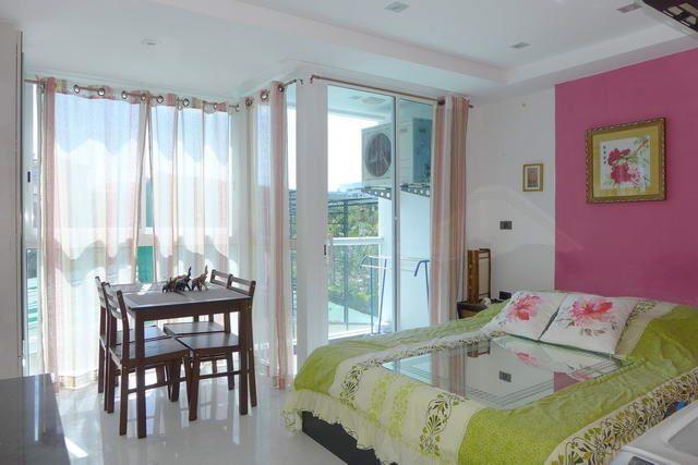 Condominium for sale Wong Amat showing the dining area and balcony Condominium for sale Wong Amat showing the dining area and balcony
