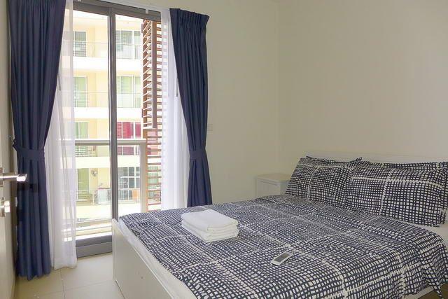Condominium for sale South Pattaya showing the bedroom and balcony Condominium for sale South Pattaya showing the bedroom and balcony