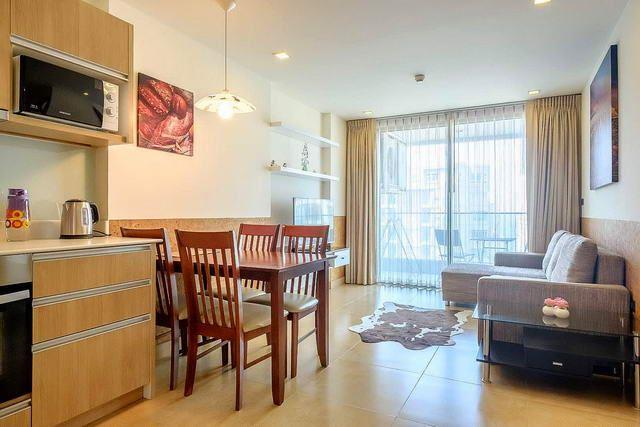 Condominium for sale Pratumnak Hill showing the dining and living area