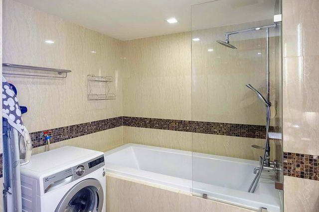 Condominium for sale Pratumnak Hill showing the bathroom with washing machine Condominium for sale Pratumnak Hill showing the bathroom with washing machine