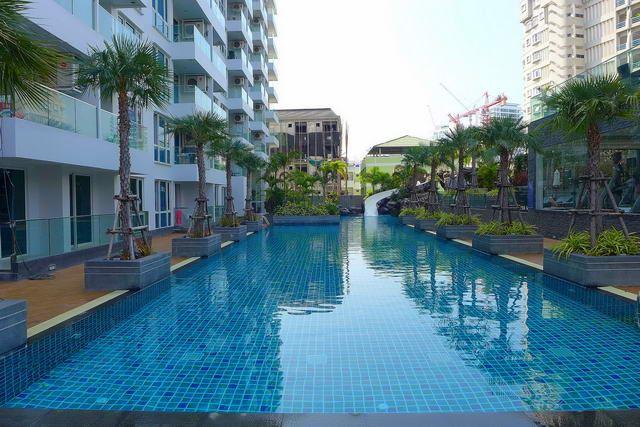 Condominium for sale Pratumnak Hill showing the communal pool Condominium for sale Pratumnak Hill showing the communal pool