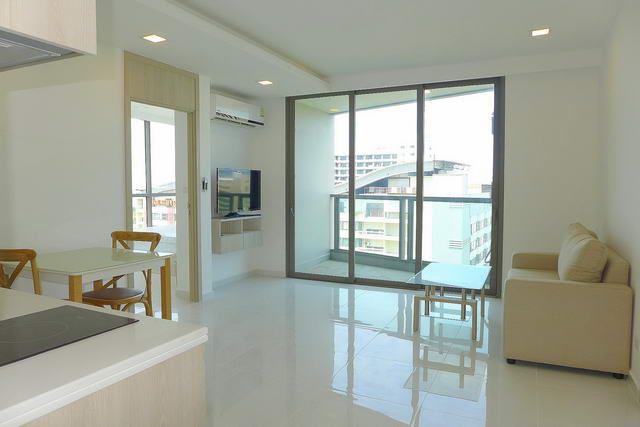 Condominium for sale Pratumnak Hill showing the living room and balcony