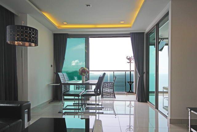  Condominium for sale Wong Amat showing the dining area and balcony