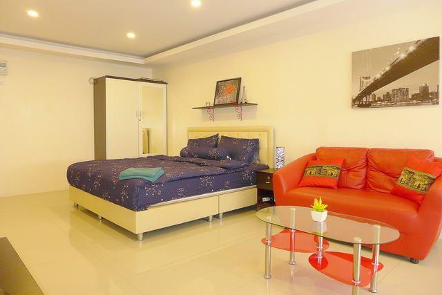 Condominium for sale Pattaya Beach showing the sleeping and living areas Condominium for sale Pattaya Beach showing the sleeping and living areas