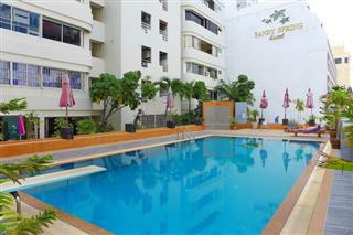 Condominium for sale Pattaya Beach showing the private pool