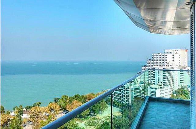 Condominium for sale Pratumnak Hill showing the balcony view Condominium for sale Pratumnak Hill showing the balcony view