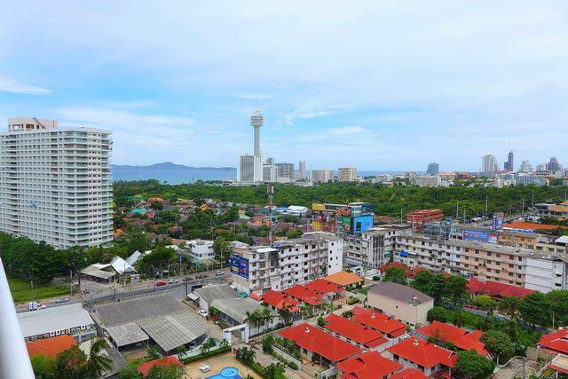 Condominium for sale Jomtien showing the balcony view Condominium for sale Jomtien showing the balcony view